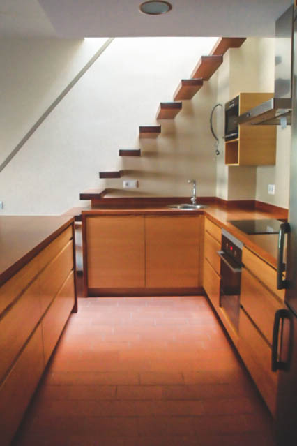 rehabilitacion casa entre medianeras interiorismo cocina escaleras 2